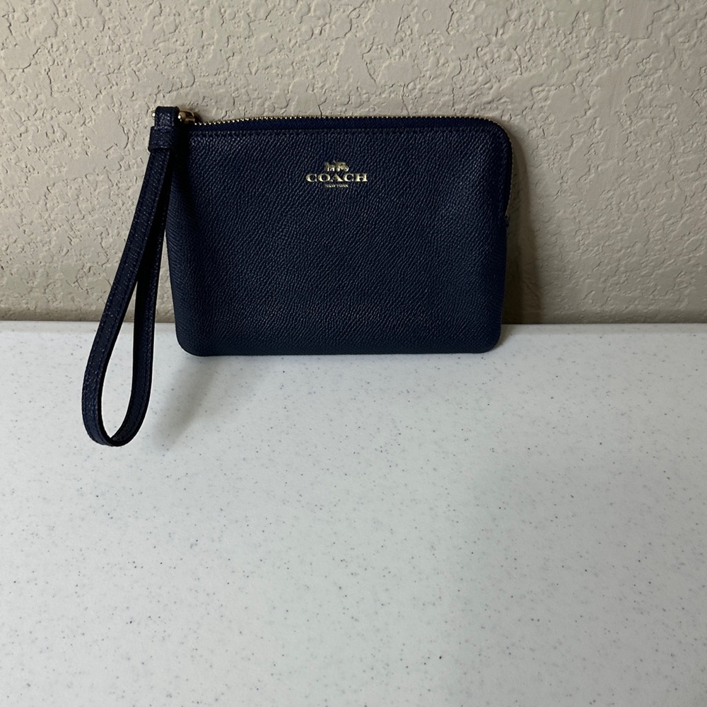 🎈🎈🎈SALE $25. 🎈🎈🎈SHIP $4.99
Coach Midnight Blue Leather Pouch